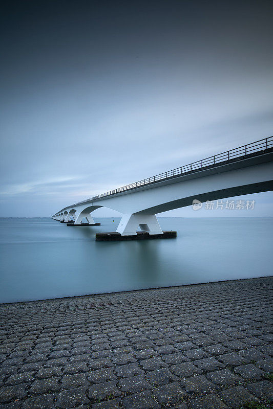 Zeelandbrug (Zeeland桥)位于荷兰泽兰省的清晨日出时分